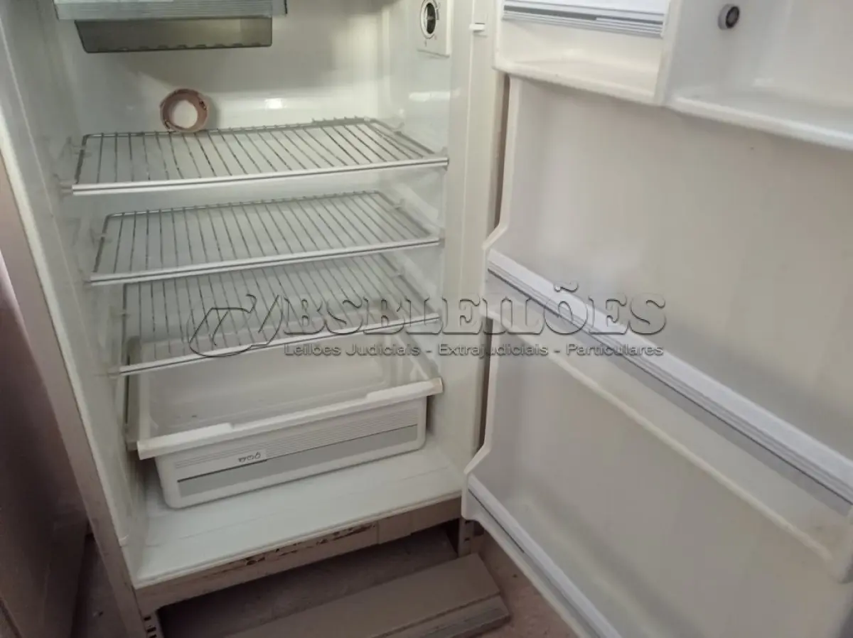 LOTE 354 - 01 GELADEIRA MARCA CÔNSUL. (NO ESTADO) ATENÇÃO! FAZER A VISITAÇÃO ANTES DE ARREMATAR, NÃO SABEMOS SE FUNCIONA. LEILÃO NÃO TEM GARANTIA E NEM DEVOLUÇÃO, SUJEITO A POSSÍVEIS AVARIAS VISÍVEIS/OCULTAS E/OU AUSÊNCIA DE COMPONENTES.