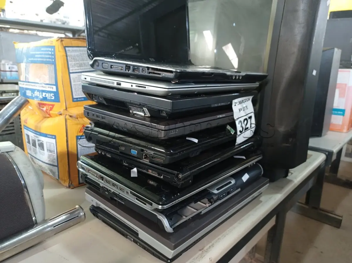 LOTE 327 - 10 NOTEBOOK’S MARCAS E MODELOS DIVERSOS PARA RETIRADA DE PEÇAS. (NO ESTADO) ATENÇÃO! FAZER A VISITAÇÃO ANTES DE ARREMATAR, NÃO SABEMOS SE FUNCIONA. LEILÃO NÃO TEM GARANTIA E NEM DEVOLUÇÃO, SUJEITO A POSSÍVEIS AVARIAS VISÍVEIS/OCULTAS E/OU AUSÊNCIA DE COMPONENTES.