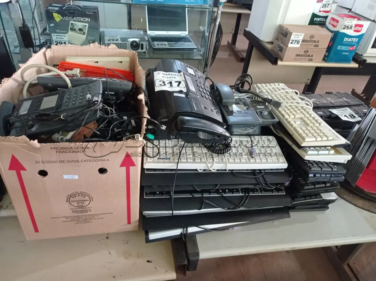 LOTE 317 - 01 LOTE COM VÁRIOS CABOS, APARELHOS DE TELEFONE, 01 APARELHO DE FAX E VÁRIOS TECLADOS PARA PC MARCAS E MODELOS DIVERSOS. (NO ESTADO) ATENÇÃO! FAZER A VISITAÇÃO ANTES DE ARREMATAR, NÃO SABEMOS SE FUNCIONA. LEILÃO NÃO TEM GARANTIA E NEM DEVOLUÇÃO, SUJEITO A POSSÍVEIS AVARIAS VISÍVEIS/OCULTAS E/OU AUSÊNCIA DE COMPONENTES.