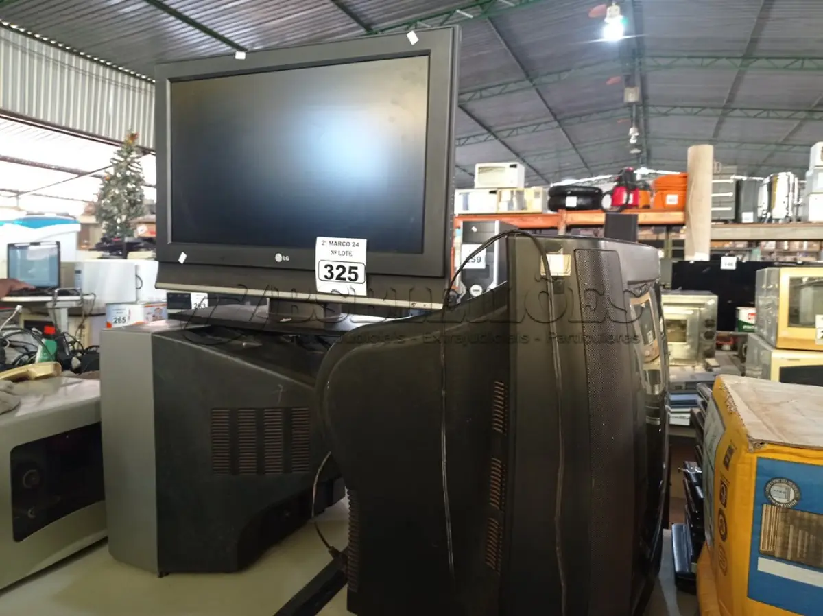 LOTE 325 - 02 TV’S DE TUBO E 01 TV LG 26” MARCAS E MODELOS DIVERSOS PARA RETIRADA DE PEÇAS. (NO ESTADO) ATENÇÃO! FAZER A VISITAÇÃO ANTES DE ARREMATAR, NÃO SABEMOS SE FUNCIONA. LEILÃO NÃO TEM GARANTIA E NEM DEVOLUÇÃO, SUJEITO A POSSÍVEIS AVARIAS VISÍVEIS/OCULTAS E/OU AUSÊNCIA DE COMPONENTES.