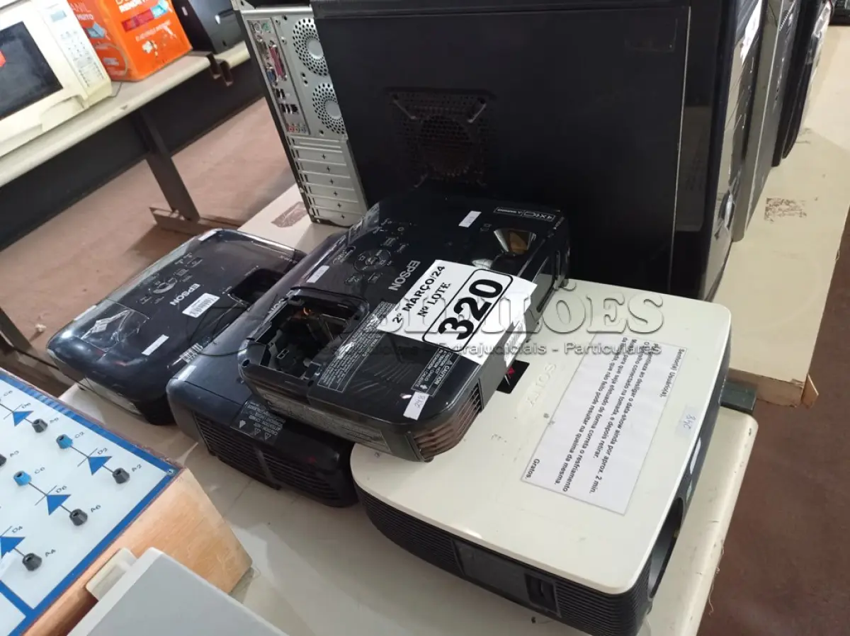 LOTE 320 - 04 PROJETORES MULTIMIDIA MARCAS E MODELOS DIVERSOS PARA RETIRADA DE PEÇAS. (NO ESTADO) ATENÇÃO! FAZER A VISITAÇÃO ANTES DE ARREMATAR, NÃO SABEMOS SE FUNCIONA. LEILÃO NÃO TEM GARANTIA E NEM DEVOLUÇÃO, SUJEITO A POSSÍVEIS AVARIAS VISÍVEIS/OCULTAS E/OU AUSÊNCIA DE COMPONENTES.