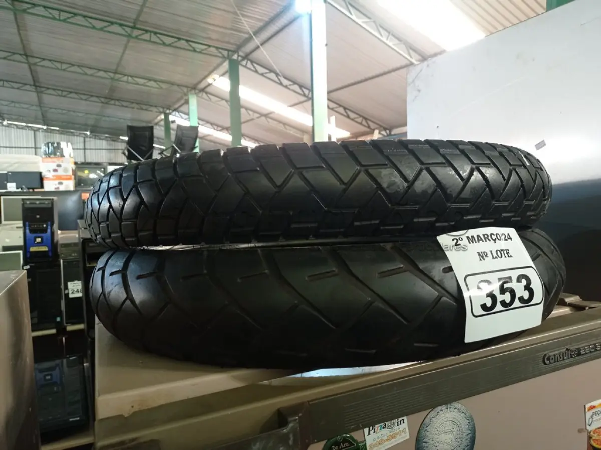 LOTE 353 - 02 PNEUS DE MOTO. (NO ESTADO) ATENÇÃO! FAZER A VISITAÇÃO ANTES DE ARREMATAR, NÃO SABEMOS SE FUNCIONA. LEILÃO NÃO TEM GARANTIA E NEM DEVOLUÇÃO, SUJEITO A POSSÍVEIS AVARIAS VISÍVEIS/OCULTAS E/OU AUSÊNCIA DE COMPONENTES.