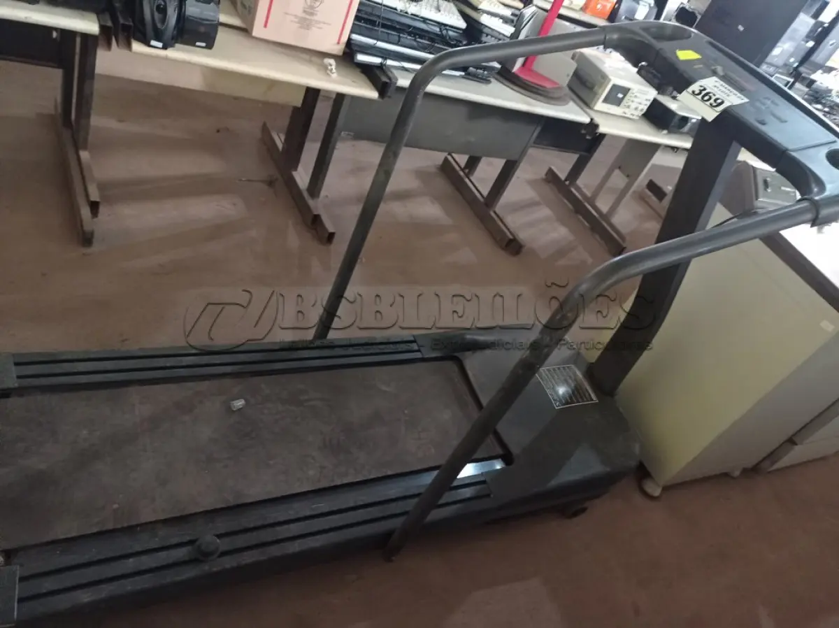 LOTE 369 - 01 ESTEIRA ERGOMÉTRICA MARCA WESLO. (NO ESTADO) ATENÇÃO! FAZER A VISITAÇÃO ANTES DE ARREMATAR, NÃO SABEMOS SE FUNCIONA. LEILÃO NÃO TEM GARANTIA E NEM DEVOLUÇÃO, SUJEITO A POSSÍVEIS AVARIAS VISÍVEIS/OCULTAS E/OU AUSÊNCIA DE COMPONENTES.