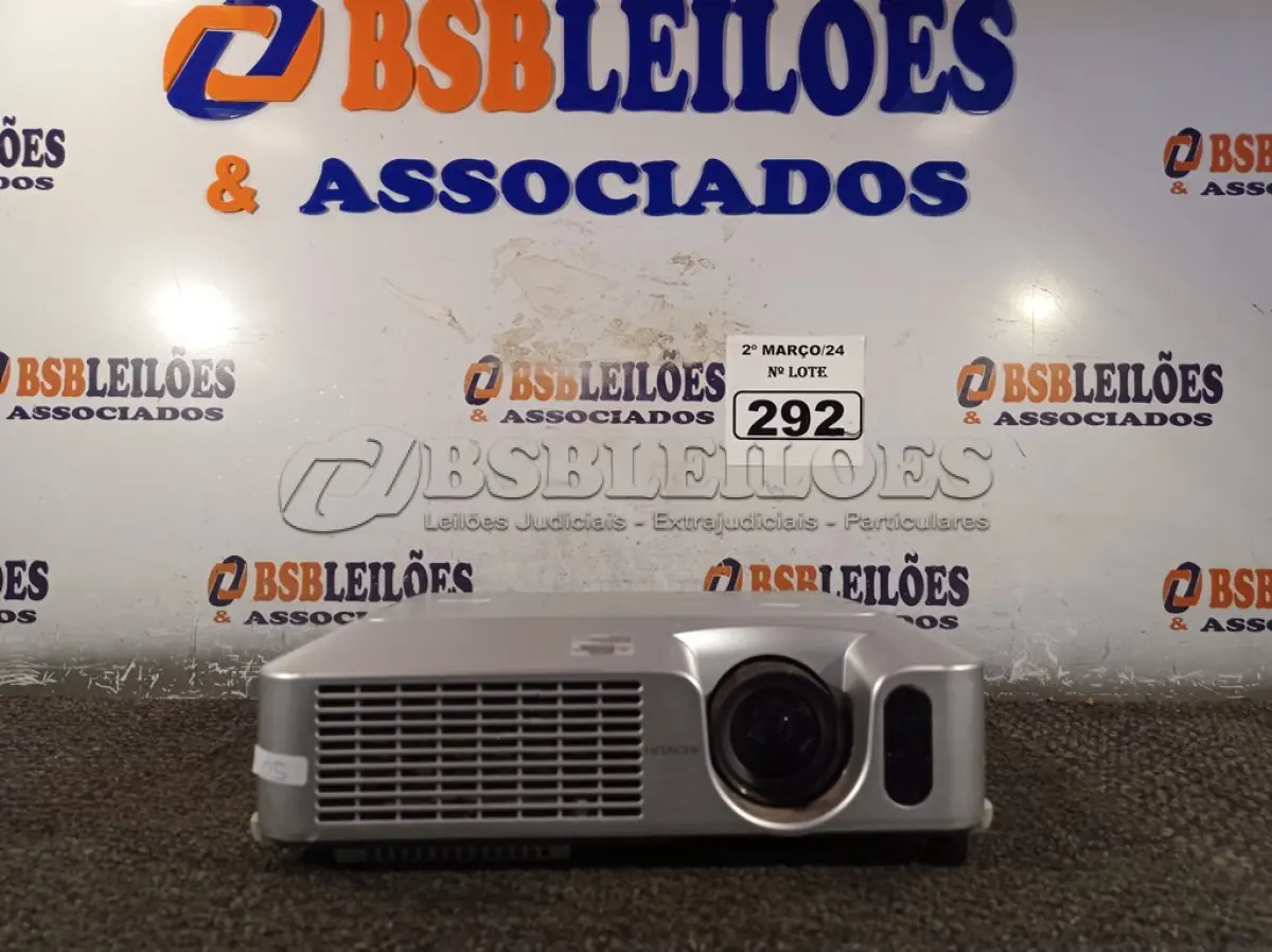 LOTE 292 - 01 PROJETOR MULTIMIDIA MARCA HITACHI. (NO ESTADO) ATENÇÃO! FAZER A VISITAÇÃO ANTES DE ARREMATAR, NÃO SABEMOS SE FUNCIONA. LEILÃO NÃO TEM GARANTIA E NEM DEVOLUÇÃO, SUJEITO A POSSÍVEIS AVARIAS VISÍVEIS/OCULTAS E/OU AUSÊNCIA DE COMPONENTES.