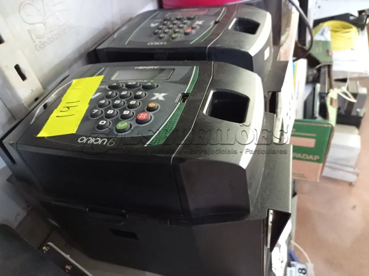LOTE 231 - 02 RELÓGIOS DE PONTO. (NO ESTADO) ATENÇÃO! FAZER A VISITAÇÃO ANTES DE ARREMATAR, NÃO SABEMOS SE FUNCIONA. LEILÃO NÃO TEM GARANTIA E NEM DEVOLUÇÃO, SUJEITO A POSSÍVEIS AVARIAS VISÍVEIS/OCULTAS E/OU AUSÊNCIA DE COMPONENTES.