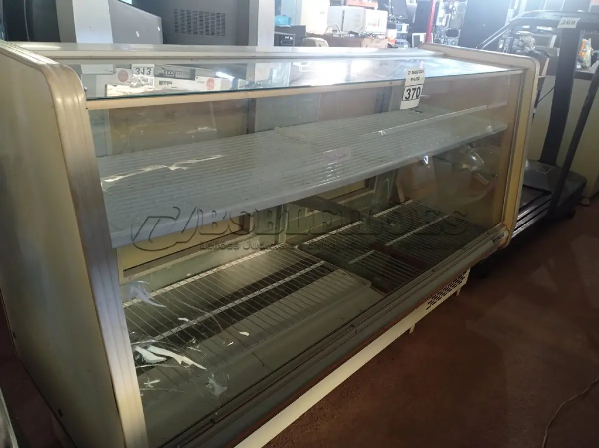 LOTE 370 - 01 BALCÃO REFRIGERADO MARCA GELOPAR. (NO ESTADO) ATENÇÃO! FAZER A VISITAÇÃO ANTES DE ARREMATAR, NÃO SABEMOS SE FUNCIONA. LEILÃO NÃO TEM GARANTIA E NEM DEVOLUÇÃO, SUJEITO A POSSÍVEIS AVARIAS VISÍVEIS/OCULTAS E/OU AUSÊNCIA DE COMPONENTES.