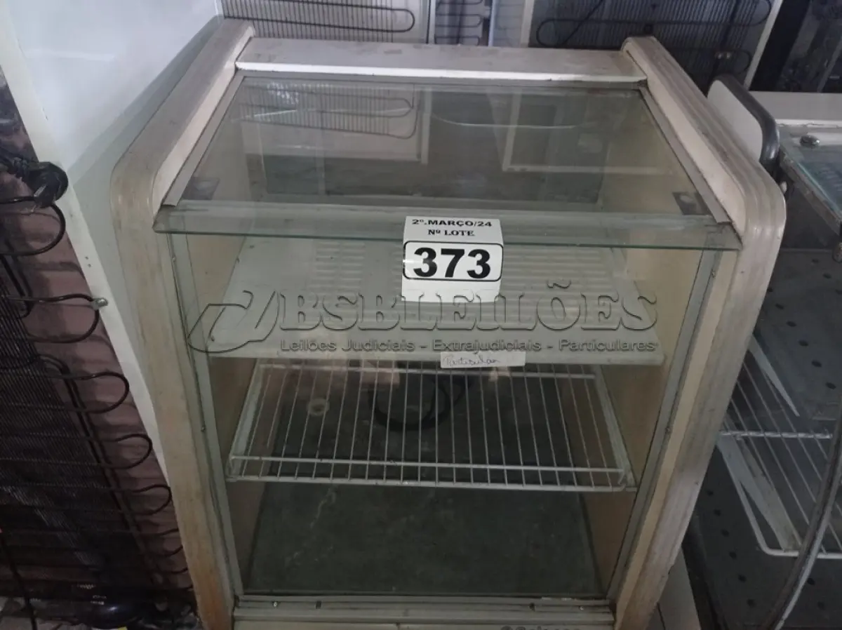 LOTE 373 - 01 BALCÃO REFRIGERADO MARCA GELOPAR. (NO ESTADO) ATENÇÃO! FAZER A VISITAÇÃO ANTES DE ARREMATAR, NÃO SABEMOS SE FUNCIONA. LEILÃO NÃO TEM GARANTIA E NEM DEVOLUÇÃO, SUJEITO A POSSÍVEIS AVARIAS VISÍVEIS/OCULTAS E/OU AUSÊNCIA DE COMPONENTES.