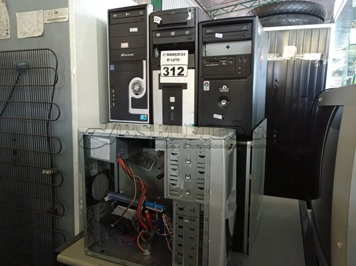 LOTE 312 - 07 CPU’S MARCAS E MODELOS DIVERSOS. (NO ESTADO) ATENÇÃO! FAZER A VISITAÇÃO ANTES DE ARREMATAR, NÃO SABEMOS SE FUNCIONA. LEILÃO NÃO TEM GARANTIA E NEM DEVOLUÇÃO, SUJEITO A POSSÍVEIS AVARIAS VISÍVEIS/OCULTAS E/OU AUSÊNCIA DE COMPONENTES.