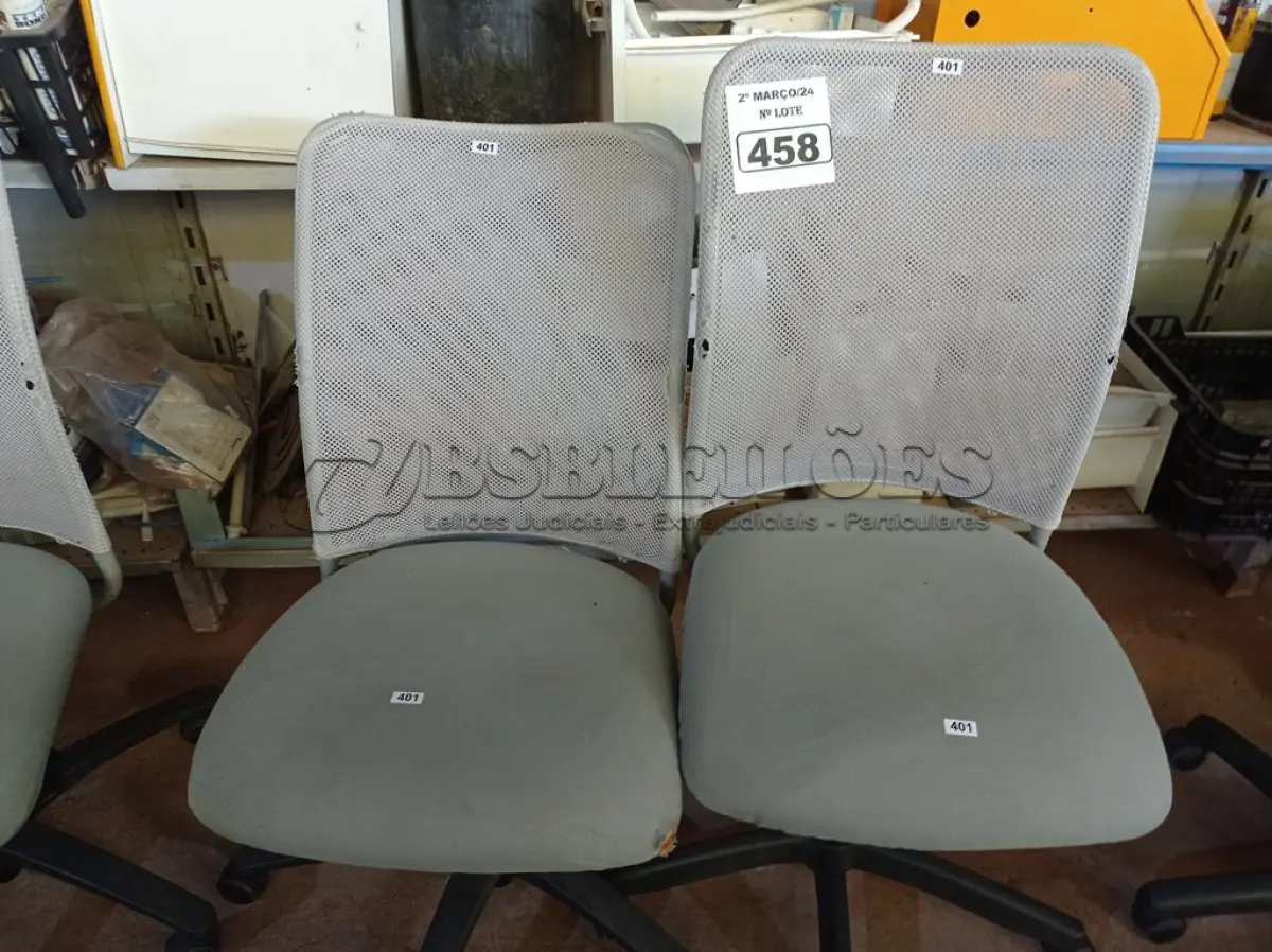 LOTE 458 - 02 CADEIRAS DE ESCRITÓRIO COM BASES GIRATÓRIAS. (NO ESTADO) ATENÇÃO! FAZER A VISITAÇÃO ANTES DE ARREMATAR, NÃO SABEMOS SE FUNCIONA. LEILÃO NÃO TEM GARANTIA E NEM DEVOLUÇÃO, SUJEITO A POSSÍVEIS AVARIAS VISÍVEIS/OCULTAS E/OU AUSÊNCIA DE COMPONENTES.
