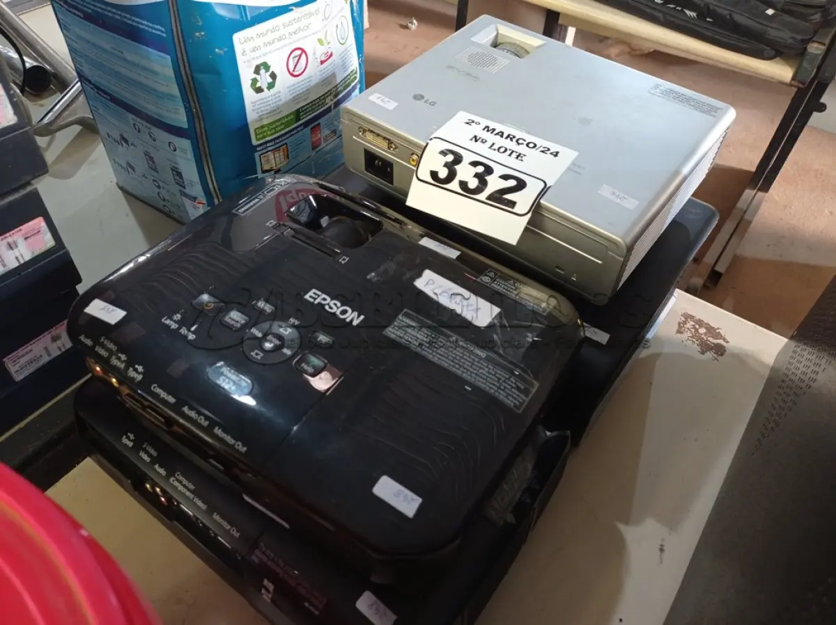 LOTE 332 - 04 PROJETORES MULTIMIDIA MARCAS E MODELOS DIVERSOS PARA RETIRADA DE PEÇAS. (NO ESTADO) ATENÇÃO! FAZER A VISITAÇÃO ANTES DE ARREMATAR, NÃO SABEMOS SE FUNCIONA. LEILÃO NÃO TEM GARANTIA E NEM DEVOLUÇÃO, SUJEITO A POSSÍVEIS AVARIAS VISÍVEIS/OCULTAS E/OU AUSÊNCIA DE COMPONENTES.