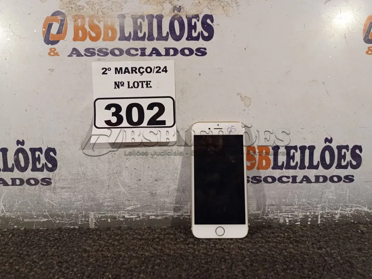 LOTE 302 - 01 CELULAR IPHONE PARA RETIRADA DE PEÇAS. (NO ESTADO) ATENÇÃO! FAZER A VISITAÇÃO ANTES DE ARREMATAR, NÃO SABEMOS SE FUNCIONA. LEILÃO NÃO TEM GARANTIA E NEM DEVOLUÇÃO, SUJEITO A POSSÍVEIS AVARIAS VISÍVEIS/OCULTAS E/OU AUSÊNCIA DE COMPONENTES.