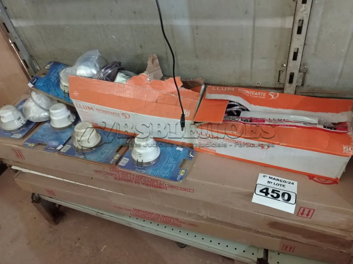 LOTE 450 - 01 LOTE COM VÁRIAS LUMINÁRIAS MARCAS E MODELOS DIVERSOS. (NO ESTADO) ATENÇÃO! FAZER A VISITAÇÃO ANTES DE ARREMATAR, NÃO SABEMOS SE FUNCIONA. LEILÃO NÃO TEM GARANTIA E NEM DEVOLUÇÃO, SUJEITO A POSSÍVEIS AVARIAS VISÍVEIS/OCULTAS E/OU AUSÊNCIA DE COMPONENTES.