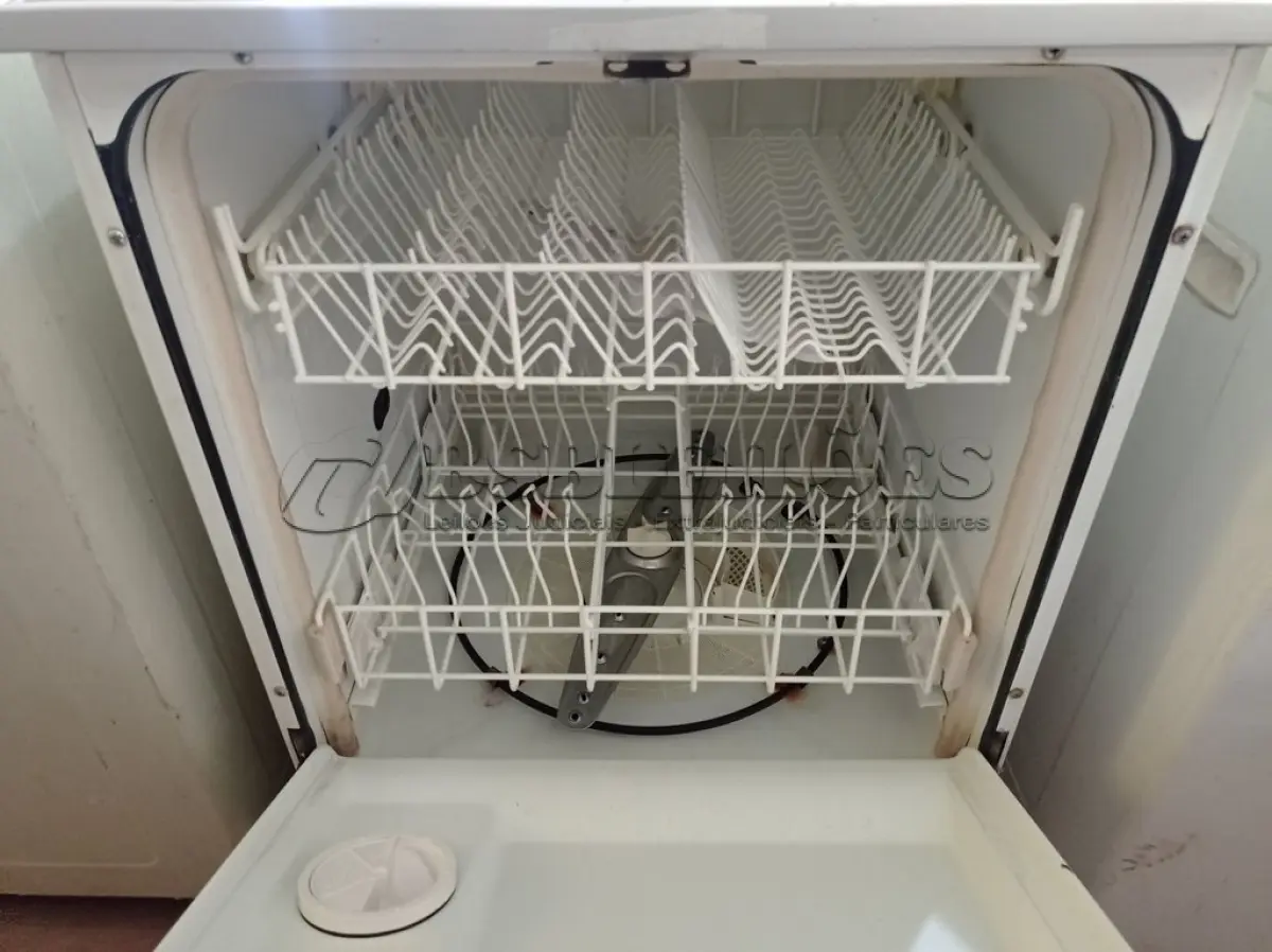 LOTE 367 - 01 LAVA-LOUÇAS MARCA BRASTEMP. (NO ESTADO) ATENÇÃO! FAZER A VISITAÇÃO ANTES DE ARREMATAR, NÃO SABEMOS SE FUNCIONA. LEILÃO NÃO TEM GARANTIA E NEM DEVOLUÇÃO, SUJEITO A POSSÍVEIS AVARIAS VISÍVEIS/OCULTAS E/OU AUSÊNCIA DE COMPONENTES.