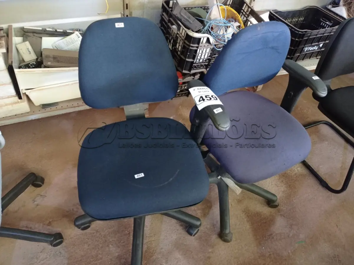LOTE 459 - 02 CADEIRAS DE ESCRITÓRIO COM BASES GIRATÓRIAS. (NO ESTADO) ATENÇÃO! FAZER A VISITAÇÃO ANTES DE ARREMATAR, NÃO SABEMOS SE FUNCIONA. LEILÃO NÃO TEM GARANTIA E NEM DEVOLUÇÃO, SUJEITO A POSSÍVEIS AVARIAS VISÍVEIS/OCULTAS E/OU AUSÊNCIA DE COMPONENTES.
