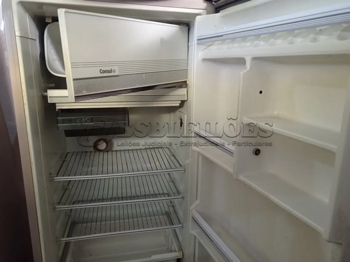 LOTE 354 - 01 GELADEIRA MARCA CÔNSUL. (NO ESTADO) ATENÇÃO! FAZER A VISITAÇÃO ANTES DE ARREMATAR, NÃO SABEMOS SE FUNCIONA. LEILÃO NÃO TEM GARANTIA E NEM DEVOLUÇÃO, SUJEITO A POSSÍVEIS AVARIAS VISÍVEIS/OCULTAS E/OU AUSÊNCIA DE COMPONENTES.