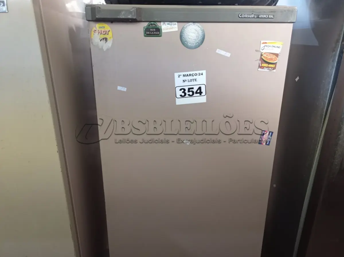 LOTE 354 - 01 GELADEIRA MARCA CÔNSUL. (NO ESTADO) ATENÇÃO! FAZER A VISITAÇÃO ANTES DE ARREMATAR, NÃO SABEMOS SE FUNCIONA. LEILÃO NÃO TEM GARANTIA E NEM DEVOLUÇÃO, SUJEITO A POSSÍVEIS AVARIAS VISÍVEIS/OCULTAS E/OU AUSÊNCIA DE COMPONENTES.