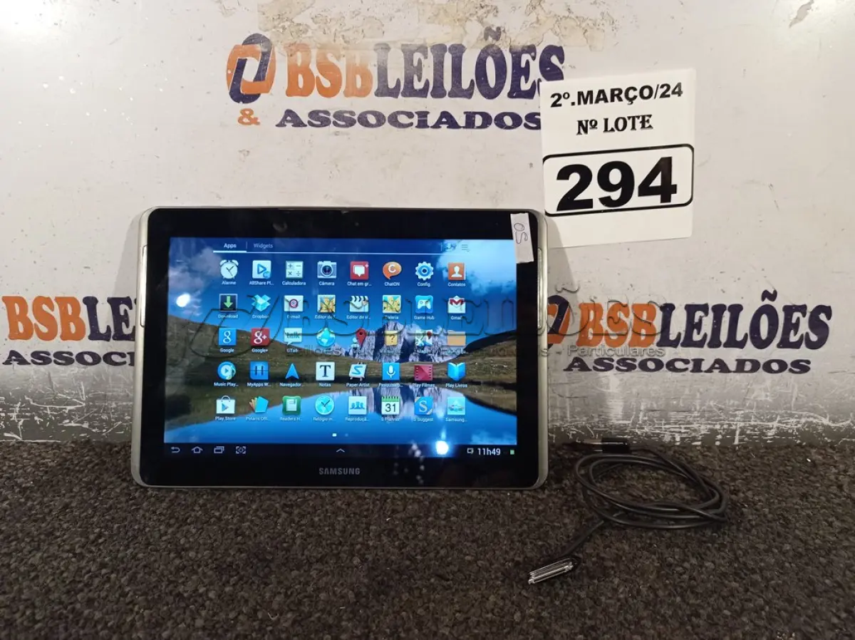 LOTE 294 - 01 TABLET SAMSUNG TAB2 TELA 10.1” COM CABO. (NO ESTADO) ATENÇÃO! FAZER A VISITAÇÃO ANTES DE ARREMATAR, NÃO SABEMOS SE FUNCIONA. LEILÃO NÃO TEM GARANTIA E NEM DEVOLUÇÃO, SUJEITO A POSSÍVEIS AVARIAS VISÍVEIS/OCULTAS E/OU AUSÊNCIA DE COMPONENTES.
