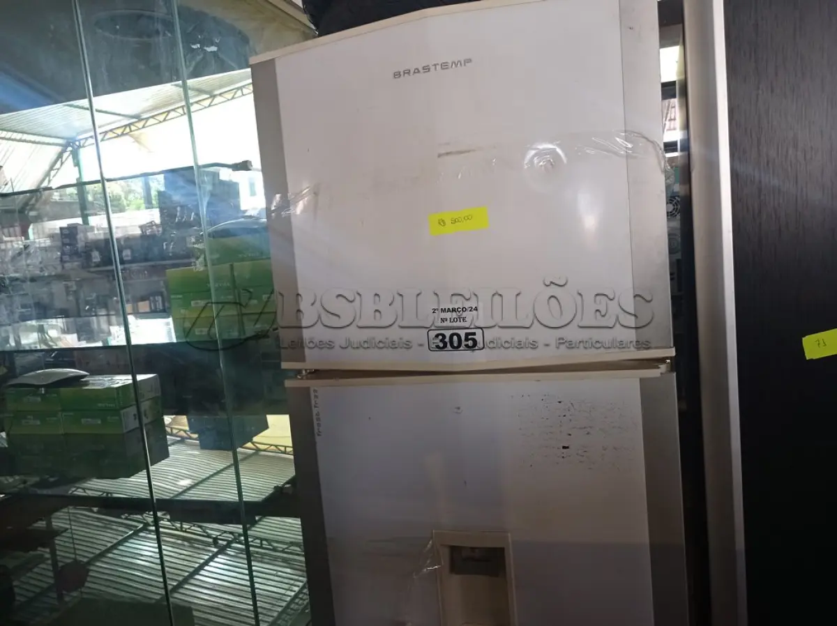 LOTE 305 - 01 GELADEIRA MARCA BRASTEMP 220V. (NO ESTADO) ATENÇÃO! FAZER A VISITAÇÃO ANTES DE ARREMATAR, NÃO SABEMOS SE FUNCIONA. LEILÃO NÃO TEM GARANTIA E NEM DEVOLUÇÃO, SUJEITO A POSSÍVEIS AVARIAS VISÍVEIS/OCULTAS E/OU AUSÊNCIA DE COMPONENTES.