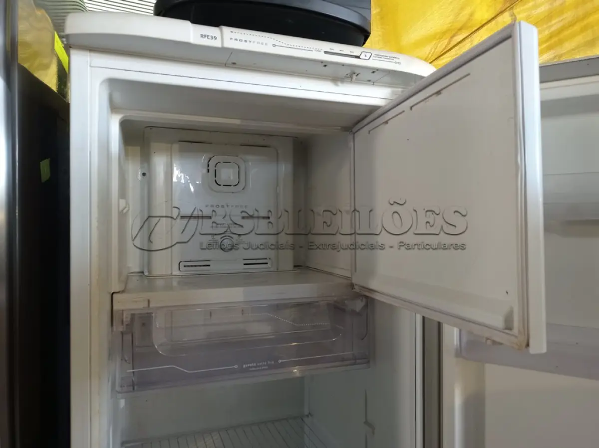 LOTE 308 - 01 GELADEIRA MARCA ELECTROLUX 220V. (NO ESTADO) ATENÇÃO! FAZER A VISITAÇÃO ANTES DE ARREMATAR, NÃO SABEMOS SE FUNCIONA. LEILÃO NÃO TEM GARANTIA E NEM DEVOLUÇÃO, SUJEITO A POSSÍVEIS AVARIAS VISÍVEIS/OCULTAS E/OU AUSÊNCIA DE COMPONENTES.
