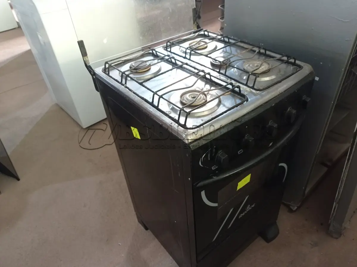 LOTE 359 - 01 FOGÃO A GÁS 04 BOCAS. (NO ESTADO) ATENÇÃO! FAZER A VISITAÇÃO ANTES DE ARREMATAR, NÃO SABEMOS SE FUNCIONA. LEILÃO NÃO TEM GARANTIA E NEM DEVOLUÇÃO, SUJEITO A POSSÍVEIS AVARIAS VISÍVEIS/OCULTAS E/OU AUSÊNCIA DE COMPONENTES.