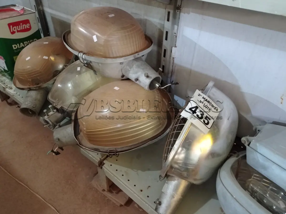 LOTE 435 - 07 LUMINÁRIAS DE POSTE DE ILUMINAÇÃO PÚBLICA. (NO ESTADO) ATENÇÃO! FAZER A VISITAÇÃO ANTES DE ARREMATAR, NÃO SABEMOS SE FUNCIONA. LEILÃO NÃO TEM GARANTIA E NEM DEVOLUÇÃO, SUJEITO A POSSÍVEIS AVARIAS VISÍVEIS/OCULTAS E/OU AUSÊNCIA DE COMPONENTES.