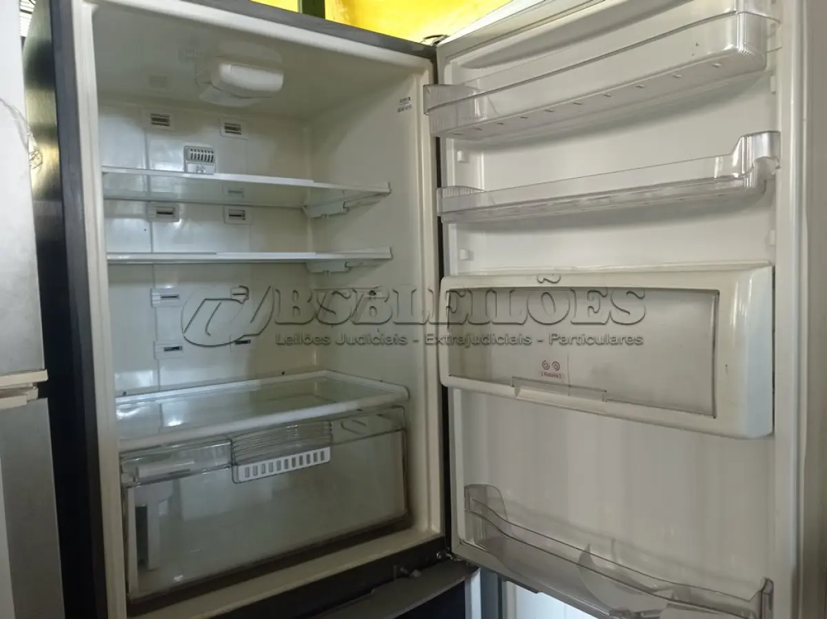 LOTE 306 - 01 GELADEIRA MARCA BRASTEMP 220V. (NO ESTADO) ATENÇÃO! FAZER A VISITAÇÃO ANTES DE ARREMATAR, NÃO SABEMOS SE FUNCIONA. LEILÃO NÃO TEM GARANTIA E NEM DEVOLUÇÃO, SUJEITO A POSSÍVEIS AVARIAS VISÍVEIS/OCULTAS E/OU AUSÊNCIA DE COMPONENTES.