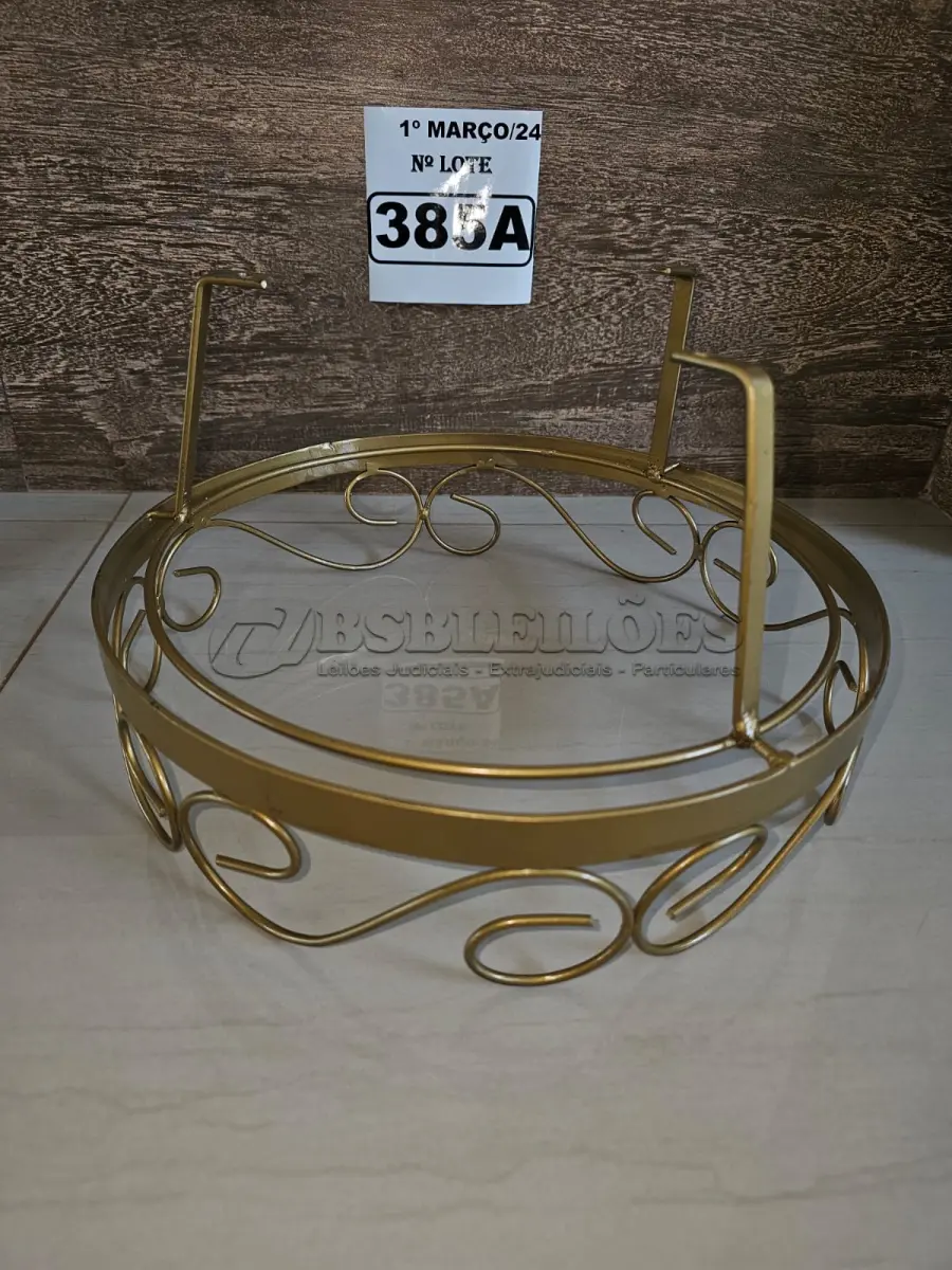LOTE 385 - 01 DOSSEL DE TETO NA COR DOURADA COM DETALHES EM ARABESCO (NOVO) (NO ESTADO)