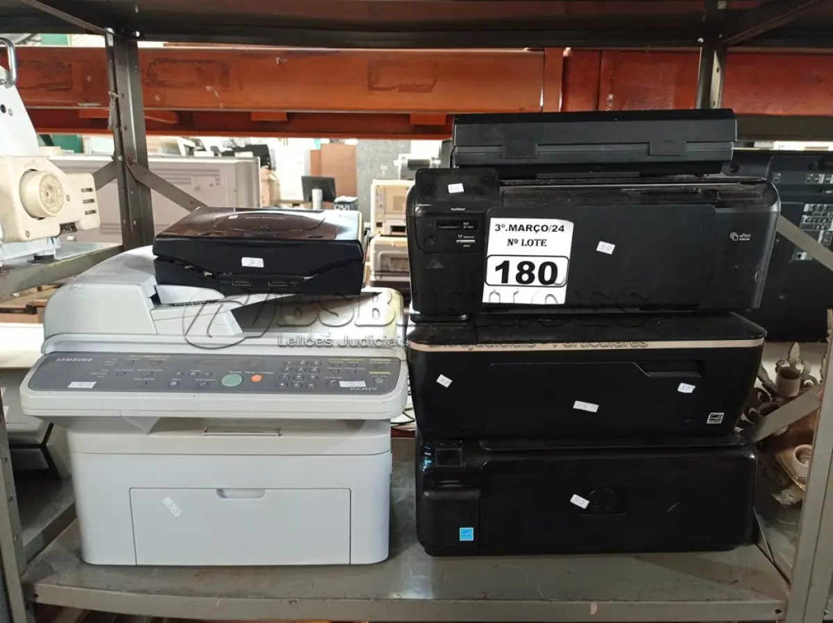 LOTE 180 - 04 IMPRESSORAS, 01 SUCATA DE VIDEOGAME E 01 MÁQUINA DE ESCREVER MARCAS E MODELOS DIVERSOS. (NO ESTADO) ATENÇÃO! FAZER A VISITAÇÃO ANTES DE ARREMATAR, NÃO SABEMOS SE FUNCIONA. LEILÃO NÃO TEM GARANTIA E NEM DEVOLUÇÃO, SUJEITO A POSSÍVEIS AVARIAS VISÍVEIS/OCULTAS E/OU AUSÊNCIA DE COMPONENTES.