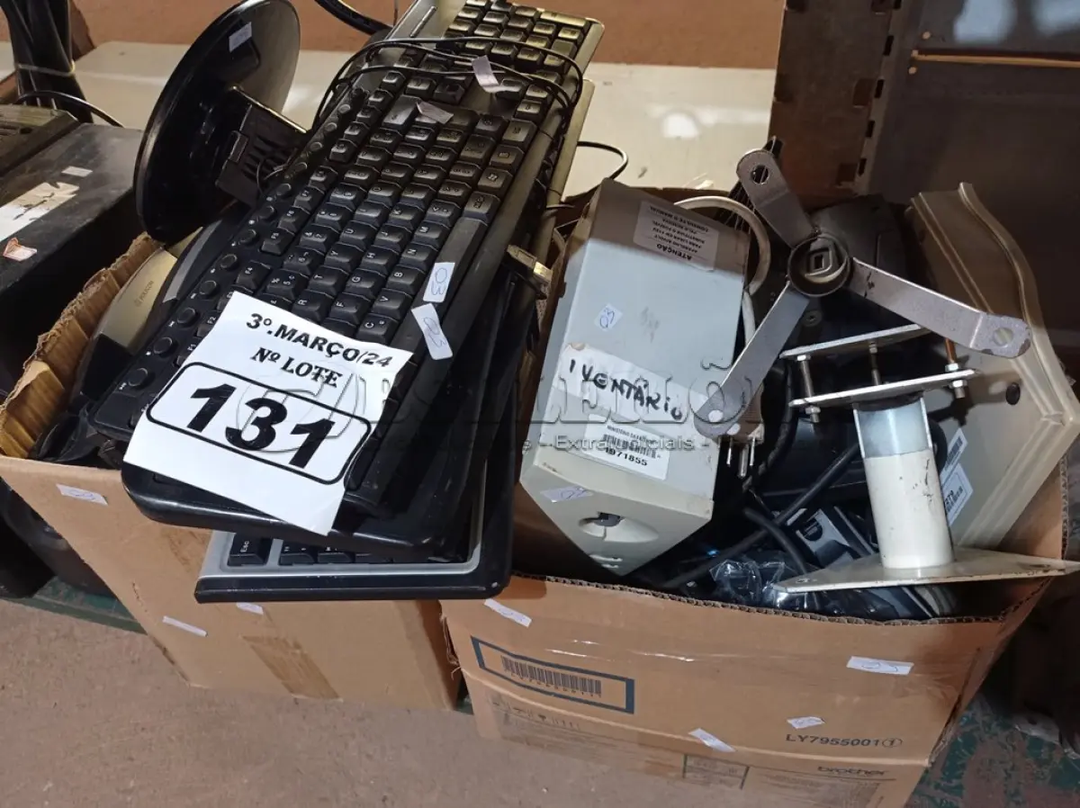 LOTE 131 - 01 LOTE COM PERIFÉRICOS DIVERSOS. (NO ESTADO) ATENÇÃO! FAZER A VISITAÇÃO ANTES DE ARREMATAR, NÃO SABEMOS SE FUNCIONA. LEILÃO NÃO TEM GARANTIA E NEM DEVOLUÇÃO, SUJEITO A POSSÍVEIS AVARIAS VISÍVEIS/OCULTAS E/OU AUSÊNCIA DE COMPONENTES.