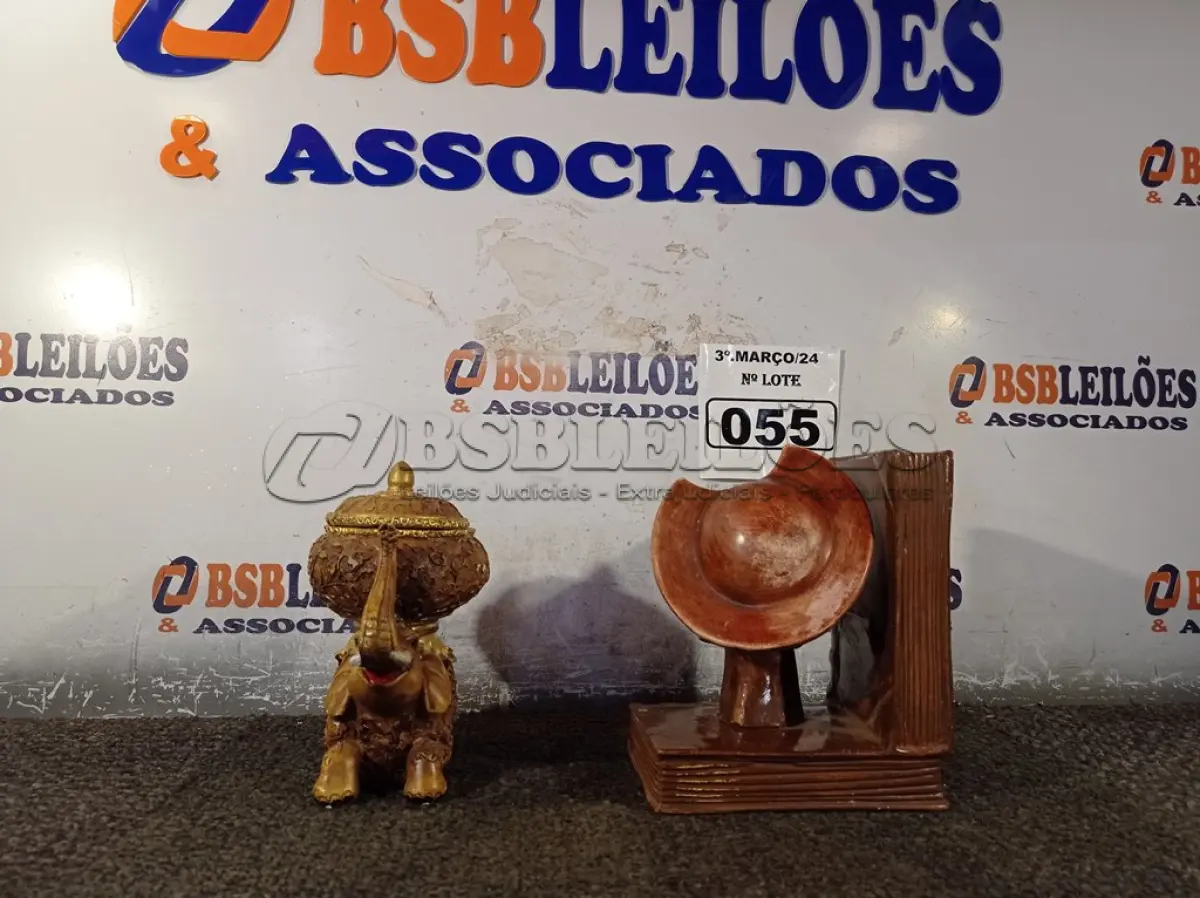 LOTE 055 - 02 ESCULTURAS. (NO ESTADO) ATENÇÃO! FAZER A VISITAÇÃO ANTES DE ARREMATAR, NÃO SABEMOS SE FUNCIONA. LEILÃO NÃO TEM GARANTIA E NEM DEVOLUÇÃO, SUJEITO A POSSÍVEIS AVARIAS VISÍVEIS/OCULTAS E/OU AUSÊNCIA DE COMPONENTES.