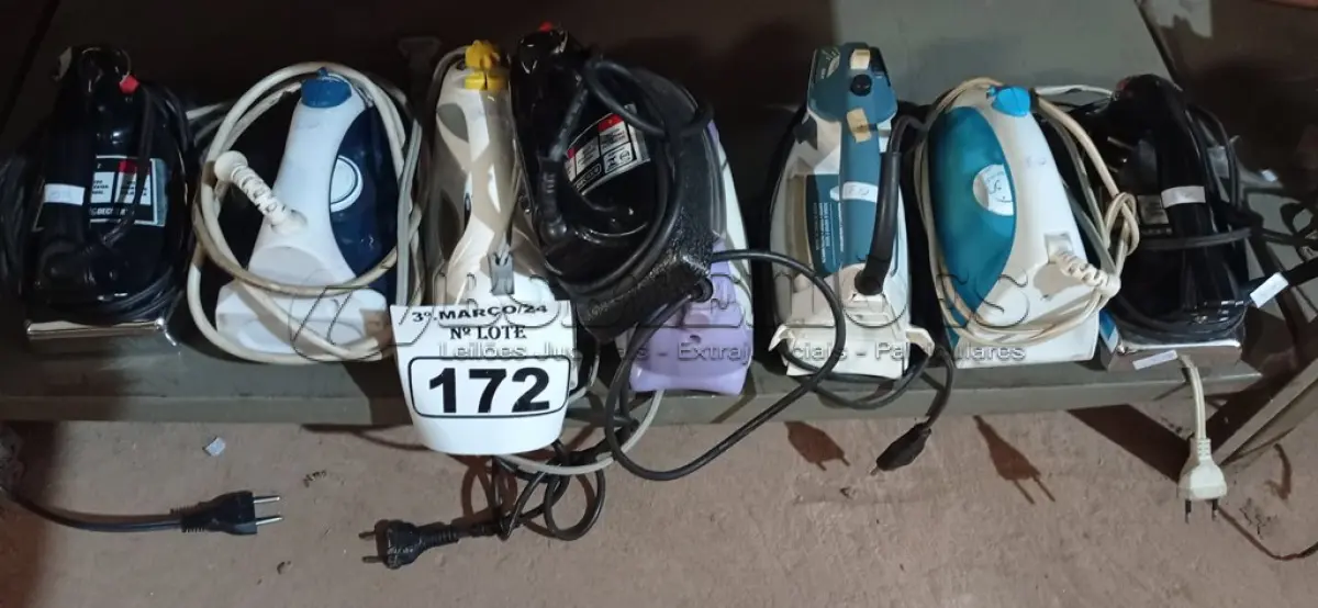 LOTE 172 - 08 FERROS DE PASSAR ROUPAS MARCAS E MODELOS DIVERSOS. (NO ESTADO) ATENÇÃO! FAZER A VISITAÇÃO ANTES DE ARREMATAR, NÃO SABEMOS SE FUNCIONA. LEILÃO NÃO TEM GARANTIA E NEM DEVOLUÇÃO, SUJEITO A POSSÍVEIS AVARIAS VISÍVEIS/OCULTAS E/OU AUSÊNCIA DE COMPONENTES.