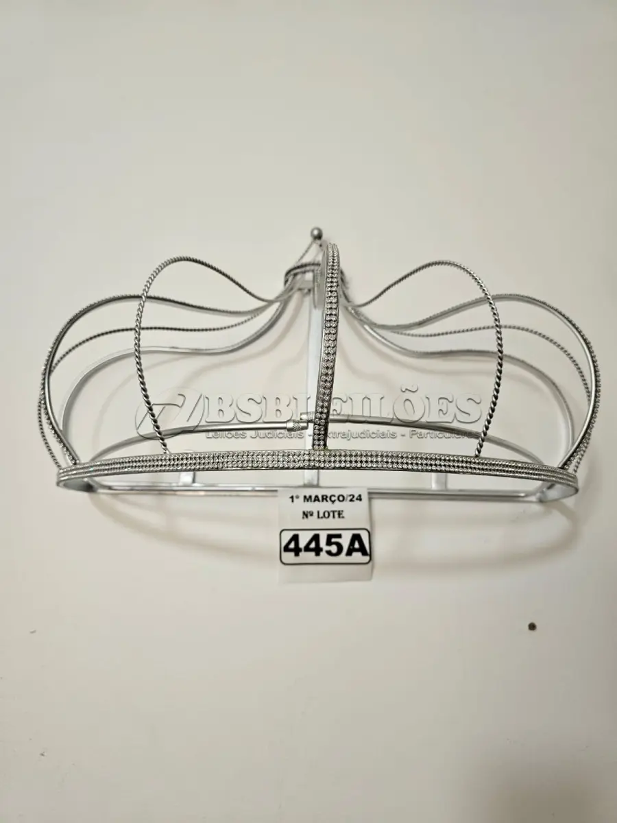 LOTE 445 - 01 DOSSEL DE PAREDE PRATA EM FORMATO DE COROA COM STRASS (NOVO) (NO ESTADO)