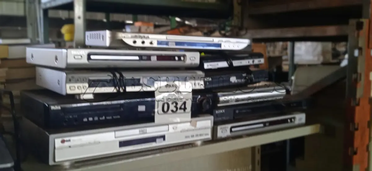 LOTE 034 - 10 APARELHOS DE DVD MARCAS E MODELOS DIVERSOS PARA RETIRADA DE PEÇAS. (NO ESTADO) ATENÇÃO! FAZER A VISITAÇÃO ANTES DE ARREMATAR, NÃO SABEMOS SE FUNCIONA. LEILÃO NÃO TEM GARANTIA E NEM DEVOLUÇÃO, SUJEITO A POSSÍVEIS AVARIAS VISÍVEIS/OCULTAS E/OU AUSÊNCIA DE COMPONENTES.
