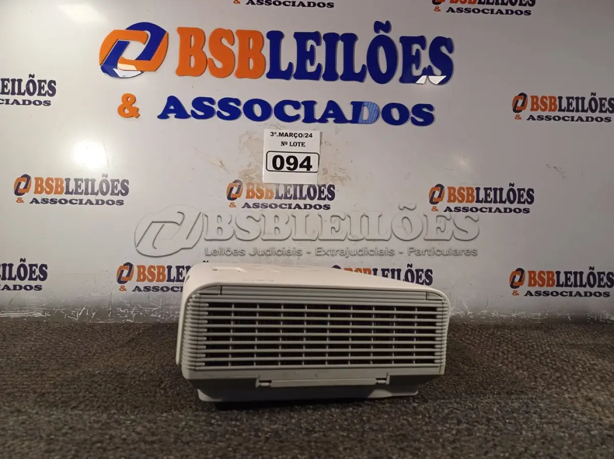 LOTE 094 - 01 PROJETOR MULTIMIDIA MARCA EPSON. (NO ESTADO) ATENÇÃO! FAZER A VISITAÇÃO ANTES DE ARREMATAR, NÃO SABEMOS SE FUNCIONA. LEILÃO NÃO TEM GARANTIA E NEM DEVOLUÇÃO, SUJEITO A POSSÍVEIS AVARIAS VISÍVEIS/OCULTAS E/OU AUSÊNCIA DE COMPONENTES.