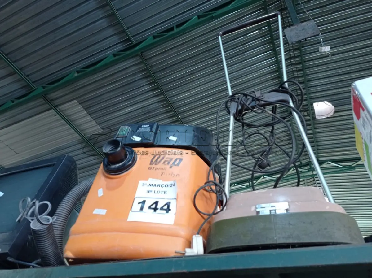 LOTE 144 - 02 ASPIRADORES DE PÓ E 01 ENCERADEIRA MARCAS E MODELOS DIVERSOS. (NO ESTADO) ATENÇÃO! FAZER A VISITAÇÃO ANTES DE ARREMATAR, NÃO SABEMOS SE FUNCIONA. LEILÃO NÃO TEM GARANTIA E NEM DEVOLUÇÃO, SUJEITO A POSSÍVEIS AVARIAS VISÍVEIS/OCULTAS E/OU AUSÊNCIA DE COMPONENTES.