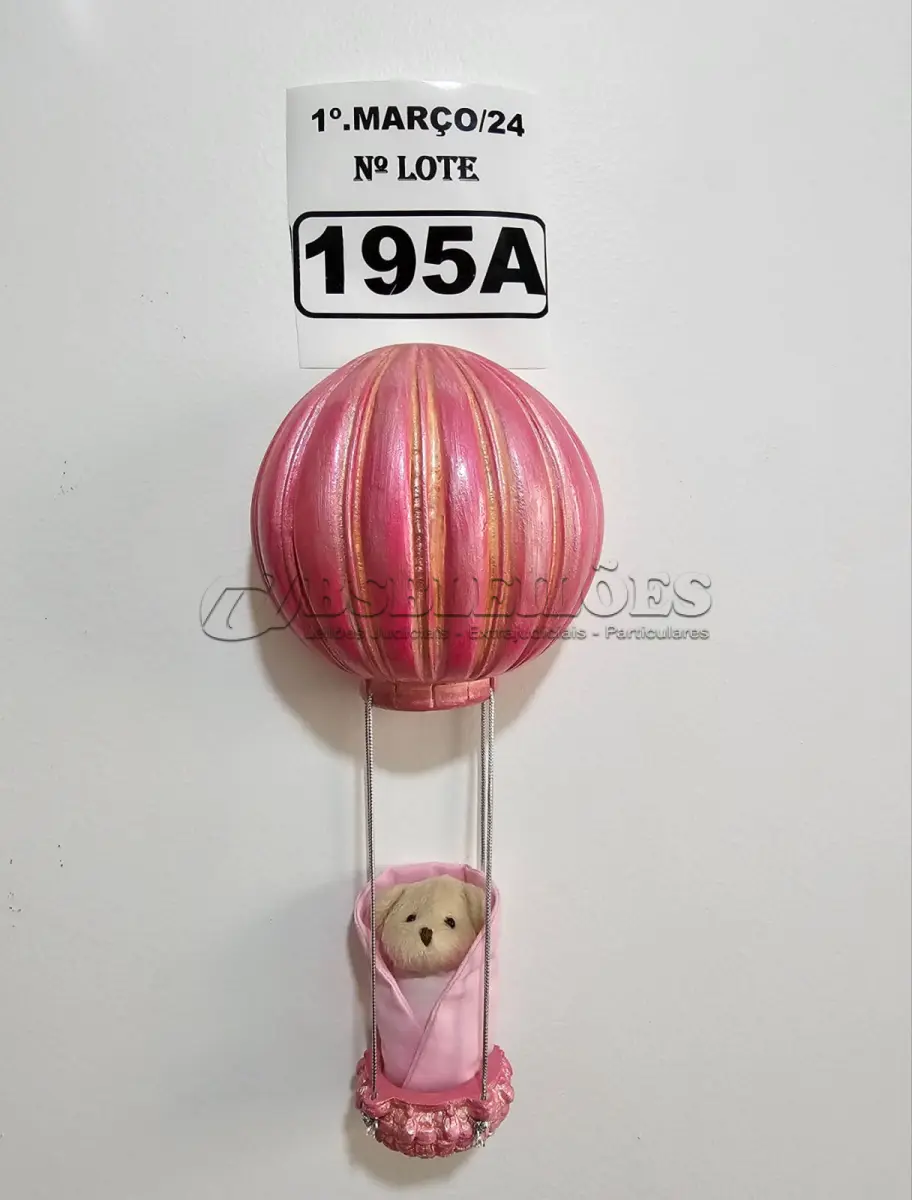 LOTE 195 - 01 URSINHO BALOEIRO, PINTURA NO ROSA E TODA ENVERNIZADA. JÁ VEM COM O FIXADOR PARA A SUA PAREDE. (NOVO) (NO ESTADO)