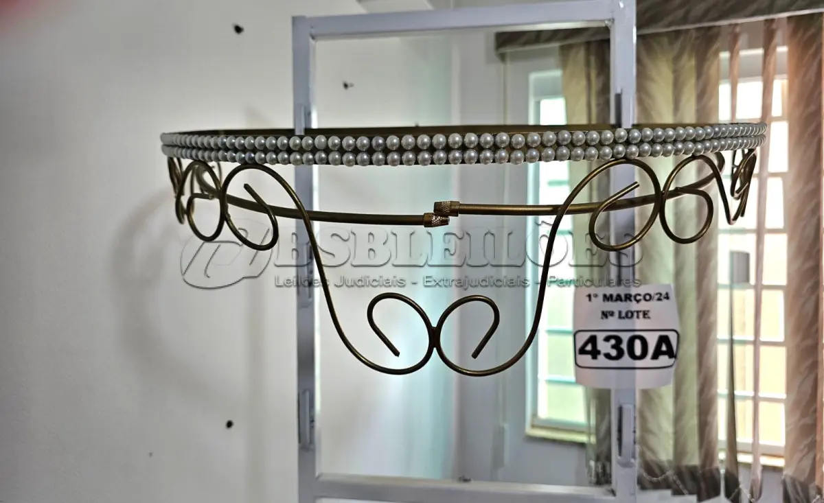 LOTE 430 - 01 DOSSEL DE PAREDE ARABESCO DOURADO COM PÉROLAS (NOVO) (NO ESTADO)