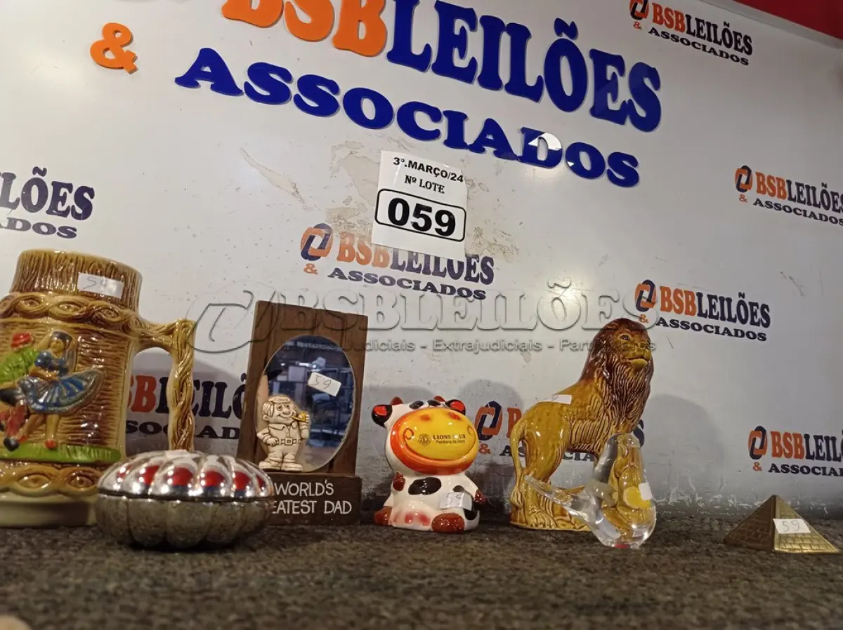 LOTE 059 - 01 LOTE COM ENFEITES DIVERSOS. (NO ESTADO) ATENÇÃO! FAZER A VISITAÇÃO ANTES DE ARREMATAR, NÃO SABEMOS SE FUNCIONA. LEILÃO NÃO TEM GARANTIA E NEM DEVOLUÇÃO, SUJEITO A POSSÍVEIS AVARIAS VISÍVEIS/OCULTAS E/OU AUSÊNCIA DE COMPONENTES.