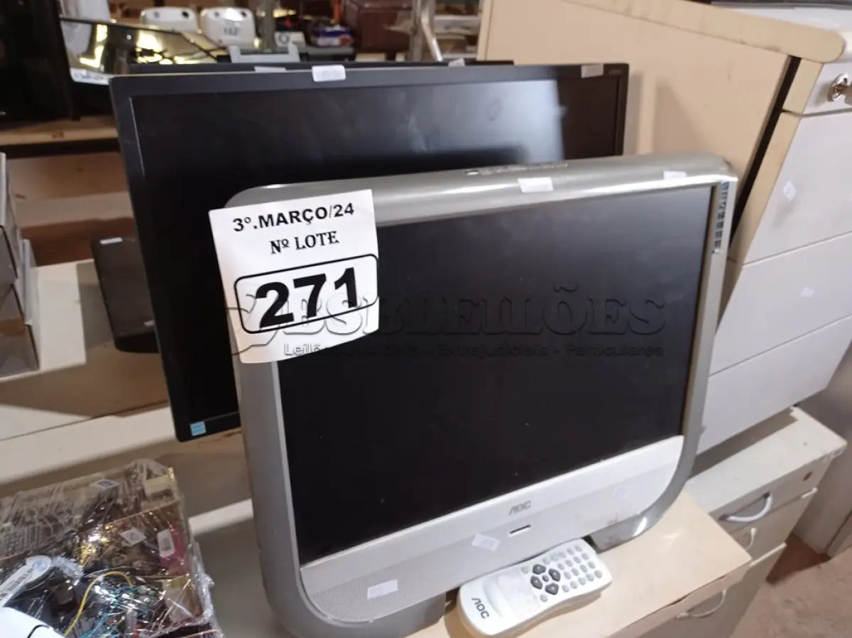 LOTE 271 - 04 MONITORES MARCAS E MODELOS DIVERSOS PARA RETIRADA DE PEÇAS. (NO ESTADO) ATENÇÃO! FAZER A VISITAÇÃO ANTES DE ARREMATAR, NÃO SABEMOS SE FUNCIONA. LEILÃO NÃO TEM GARANTIA E NEM DEVOLUÇÃO, SUJEITO A POSSÍVEIS AVARIAS VISÍVEIS/OCULTAS E/OU AUSÊNCIA DE COMPONENTES.