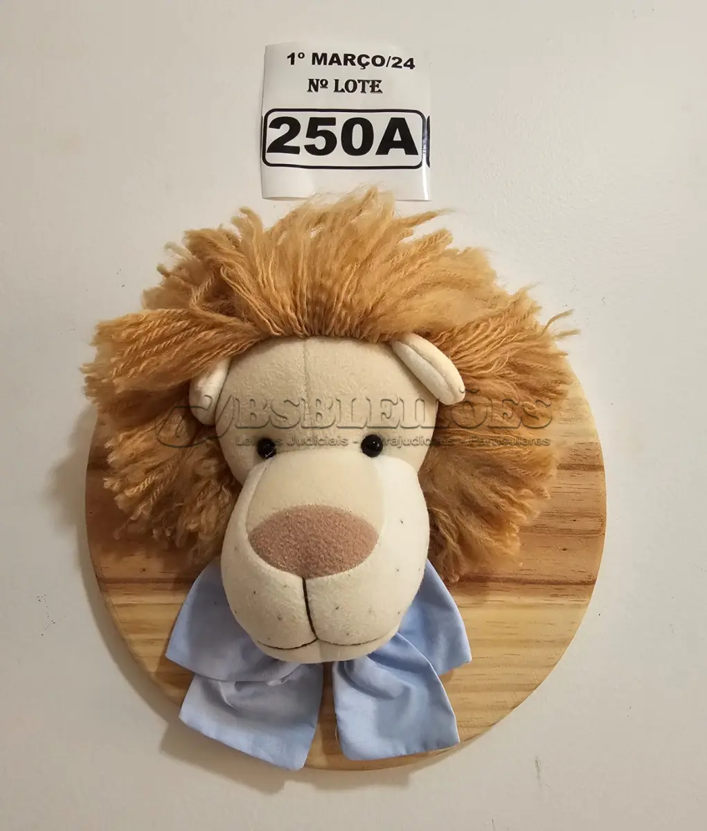 LOTE 250 - 01 QUADRO EM PINUS COM CABEÇA DE PELÚCIA LEÃO, LAÇO AZUL NO TEMA SAFARI. (NOVO) (NO ESTADO)