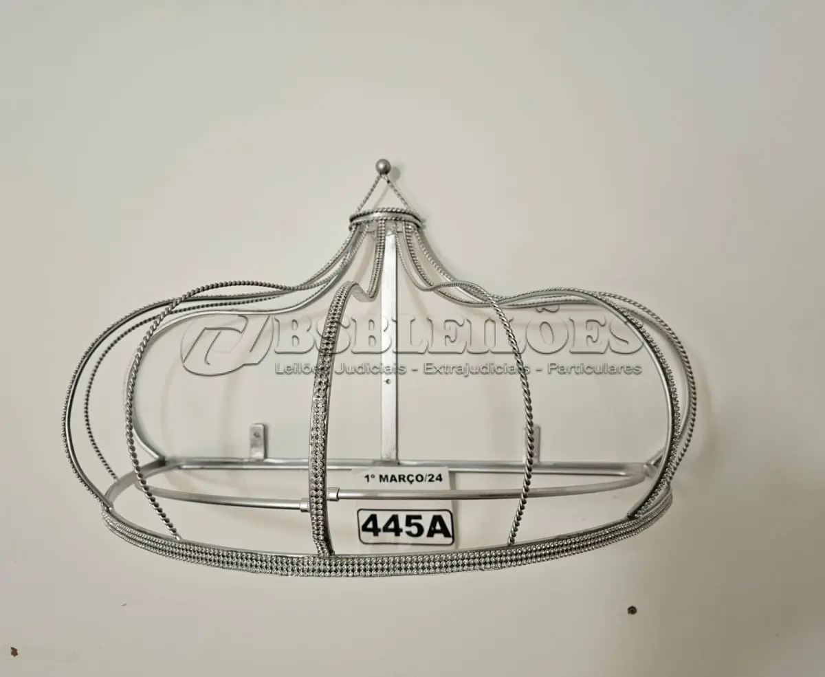 LOTE 445 - 01 DOSSEL DE PAREDE PRATA EM FORMATO DE COROA COM STRASS (NOVO) (NO ESTADO)