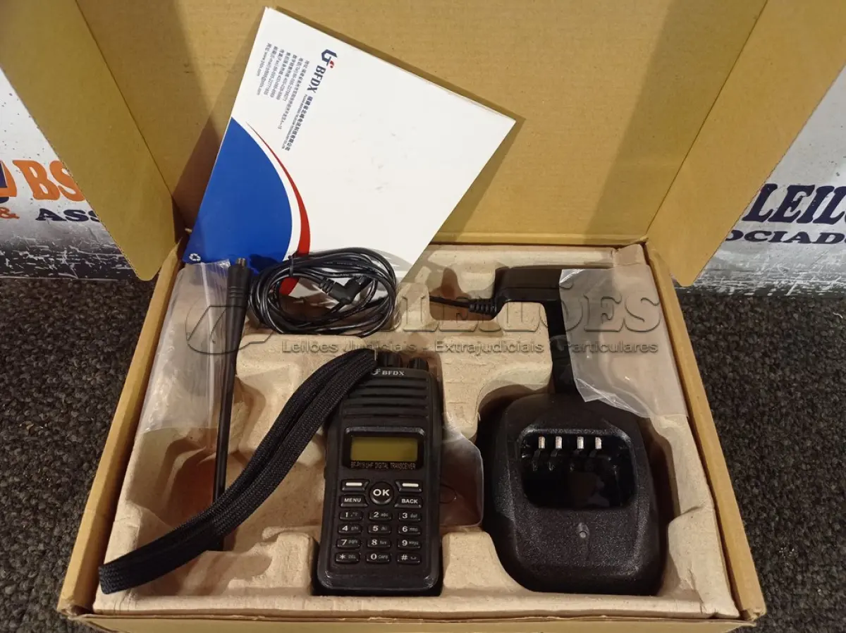 LOTE 001 - 01 RÁDIO COMUNICADOR. (NO ESTADO) ATENÇÃO! FAZER A VISITAÇÃO ANTES DE ARREMATAR, NÃO SABEMOS SE FUNCIONA. LEILÃO NÃO TEM GARANTIA E NEM DEVOLUÇÃO, SUJEITO A POSSÍVEIS AVARIAS VISÍVEIS/OCULTAS E/OU AUSÊNCIA DE COMPONENTES.