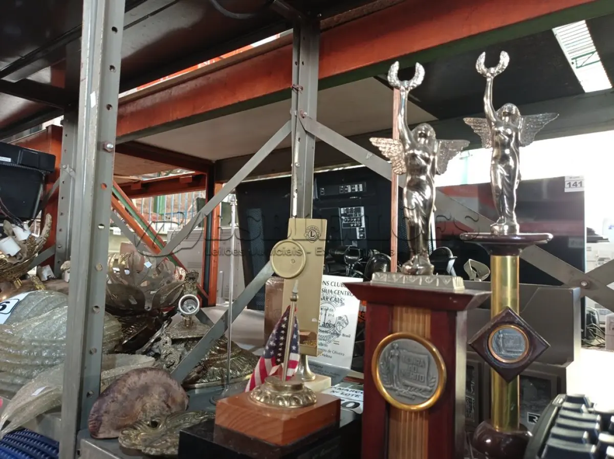 LOTE 170 - 01 LOTE COM VÁRIOS TROFÉUS. (NO ESTADO) ATENÇÃO! FAZER A VISITAÇÃO ANTES DE ARREMATAR, NÃO SABEMOS SE FUNCIONA. LEILÃO NÃO TEM GARANTIA E NEM DEVOLUÇÃO, SUJEITO A POSSÍVEIS AVARIAS VISÍVEIS/OCULTAS E/OU AUSÊNCIA DE COMPONENTES.
