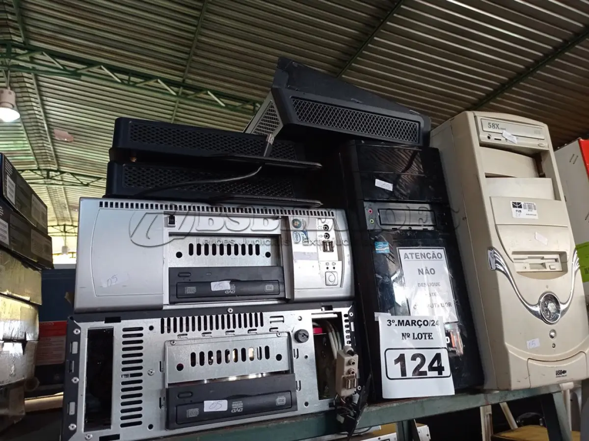 LOTE 124 - 04 CPU’S E 03 GAVETAS PARA MINI CPU MARCAS E MODELOS DIVERSOS. (NO ESTADO) ATENÇÃO! FAZER A VISITAÇÃO ANTES DE ARREMATAR, NÃO SABEMOS SE FUNCIONA. LEILÃO NÃO TEM GARANTIA E NEM DEVOLUÇÃO, SUJEITO A POSSÍVEIS AVARIAS VISÍVEIS/OCULTAS E/OU AUSÊNCIA DE COMPONENTES.