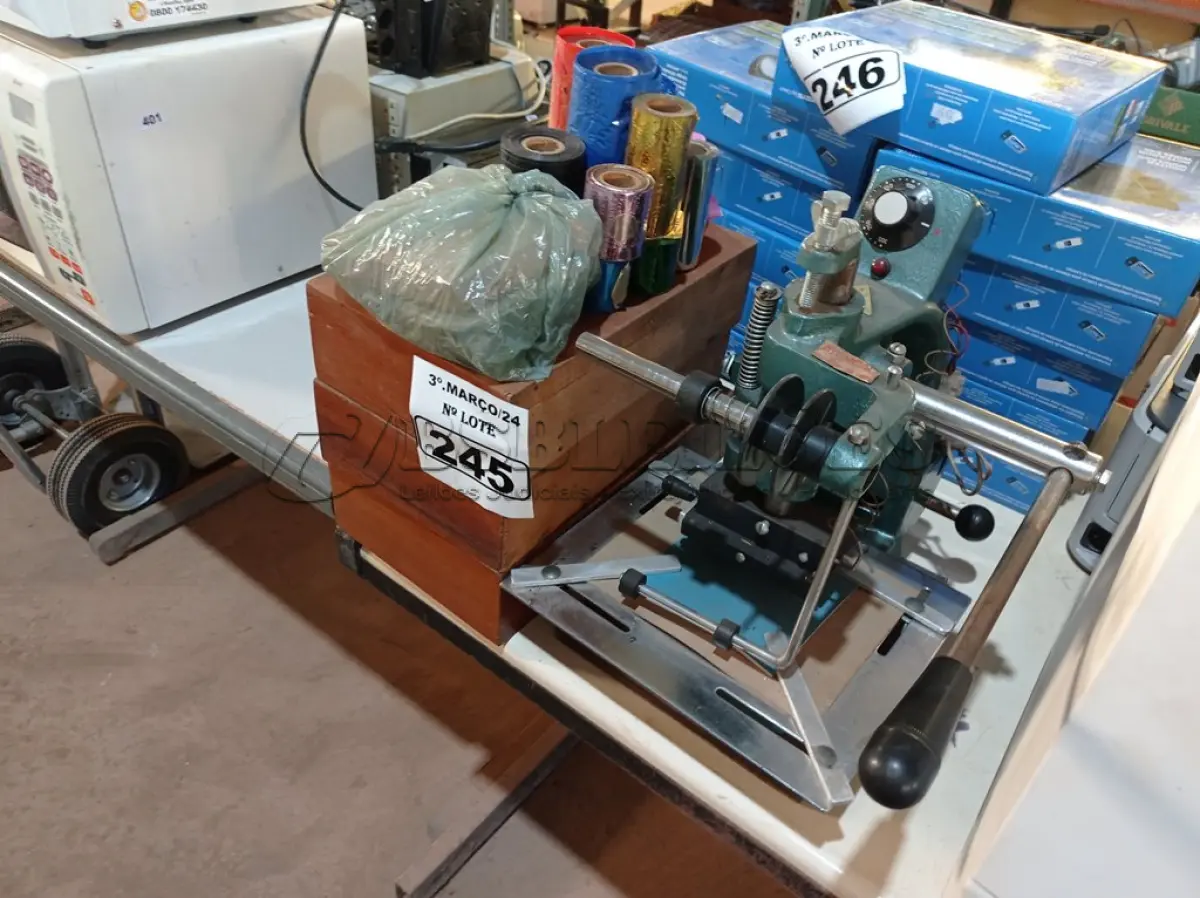 LOTE 245 - 01 MÁQUINA PARA TIPOGRAFIA COM ACESSÓRIOS. (NO ESTADO) ATENÇÃO! FAZER A VISITAÇÃO ANTES DE ARREMATAR, NÃO SABEMOS SE FUNCIONA. LEILÃO NÃO TEM GARANTIA E NEM DEVOLUÇÃO, SUJEITO A POSSÍVEIS AVARIAS VISÍVEIS/OCULTAS E/OU AUSÊNCIA DE COMPONENTES.