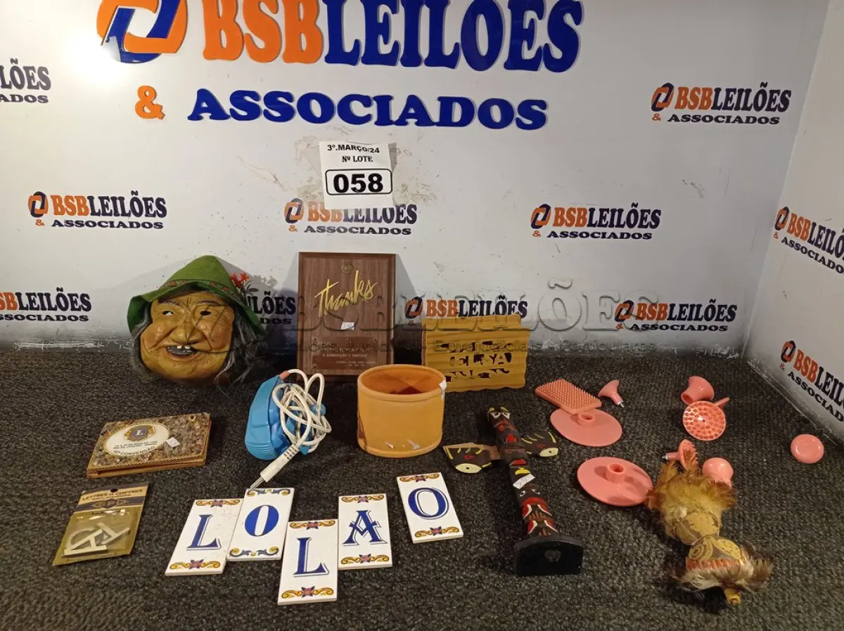 LOTE 058 - 01 LOTE COM ENFEITES DIVERSOS. (NO ESTADO) ATENÇÃO! FAZER A VISITAÇÃO ANTES DE ARREMATAR, NÃO SABEMOS SE FUNCIONA. LEILÃO NÃO TEM GARANTIA E NEM DEVOLUÇÃO, SUJEITO A POSSÍVEIS AVARIAS VISÍVEIS/OCULTAS E/OU AUSÊNCIA DE COMPONENTES.