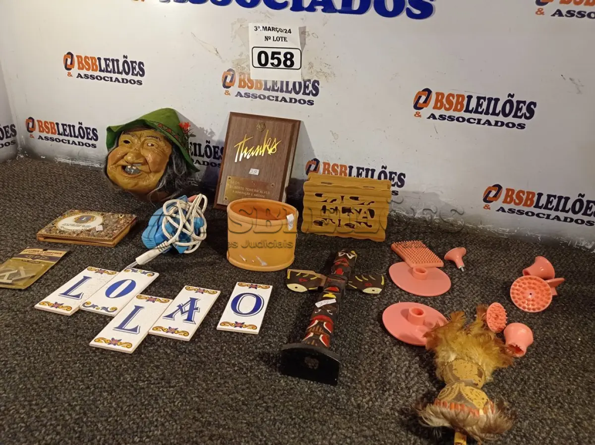 LOTE 058 - 01 LOTE COM ENFEITES DIVERSOS. (NO ESTADO) ATENÇÃO! FAZER A VISITAÇÃO ANTES DE ARREMATAR, NÃO SABEMOS SE FUNCIONA. LEILÃO NÃO TEM GARANTIA E NEM DEVOLUÇÃO, SUJEITO A POSSÍVEIS AVARIAS VISÍVEIS/OCULTAS E/OU AUSÊNCIA DE COMPONENTES.