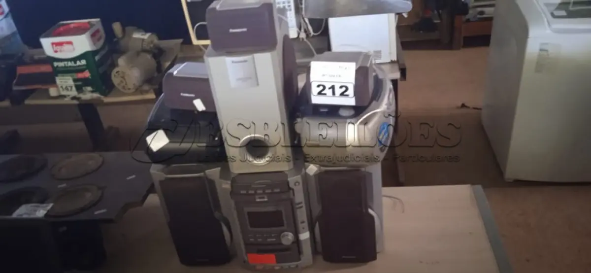 LOTE 212 - 03 APARELHOS DE SOM MARCAS E MODELOS DIVERSOS. (NO ESTADO) ATENÇÃO! FAZER A VISITAÇÃO ANTES DE ARREMATAR, NÃO SABEMOS SE FUNCIONA. LEILÃO NÃO TEM GARANTIA E NEM DEVOLUÇÃO, SUJEITO A POSSÍVEIS AVARIAS VISÍVEIS/OCULTAS E/OU AUSÊNCIA DE COMPONENTES.