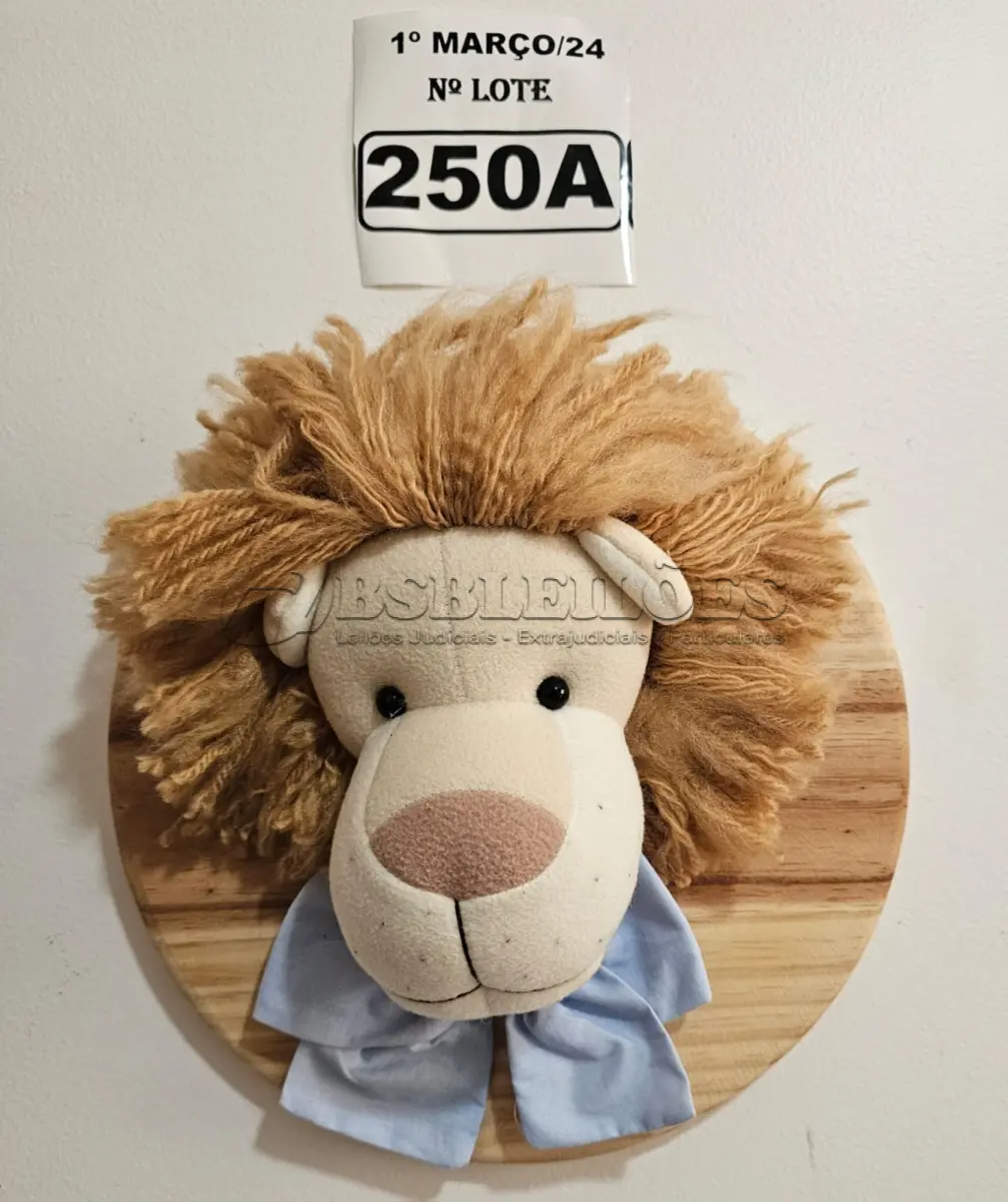 LOTE 250 - 01 QUADRO EM PINUS COM CABEÇA DE PELÚCIA LEÃO, LAÇO AZUL NO TEMA SAFARI. (NOVO) (NO ESTADO)