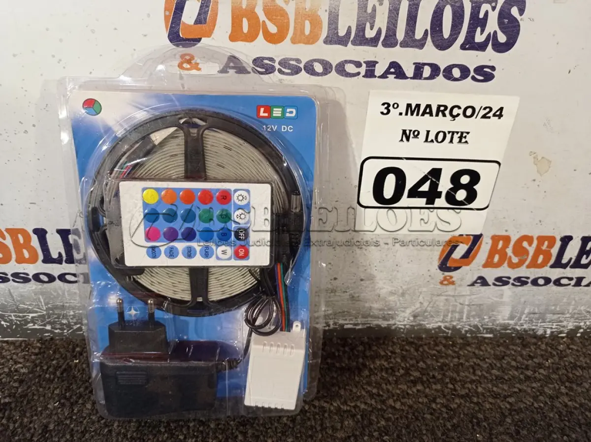 LOTE 048 - 01 JOGO DE FITA LED COM CONTROLE REMOTO. (NO ESTADO) ATENÇÃO! FAZER A VISITAÇÃO ANTES DE ARREMATAR, NÃO SABEMOS SE FUNCIONA. LEILÃO NÃO TEM GARANTIA E NEM DEVOLUÇÃO, SUJEITO A POSSÍVEIS AVARIAS VISÍVEIS/OCULTAS E/OU AUSÊNCIA DE COMPONENTES.